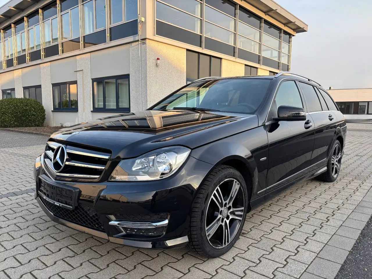Mercedes-Benz C 180 T-Modell CGI AMG — photo 1 of 24