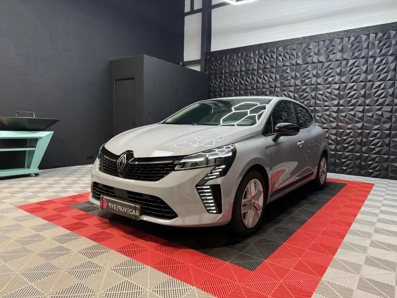 Renault Clio 5 E-TECH EVOLUTION 1.6l HYBRIDE 145CH BVA CARPLAY RADAR ARRIERE GARANTIE 12 MOIS — photo 1 of 15