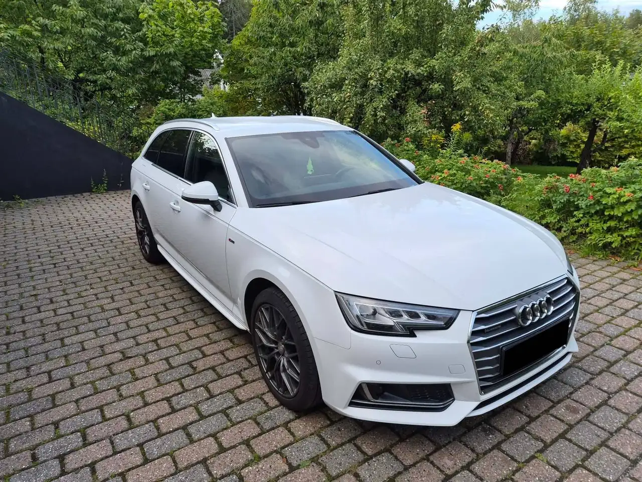 Audi A4 A4 Avant 2.0 TDI S tronic quattro — photo 1 of 12