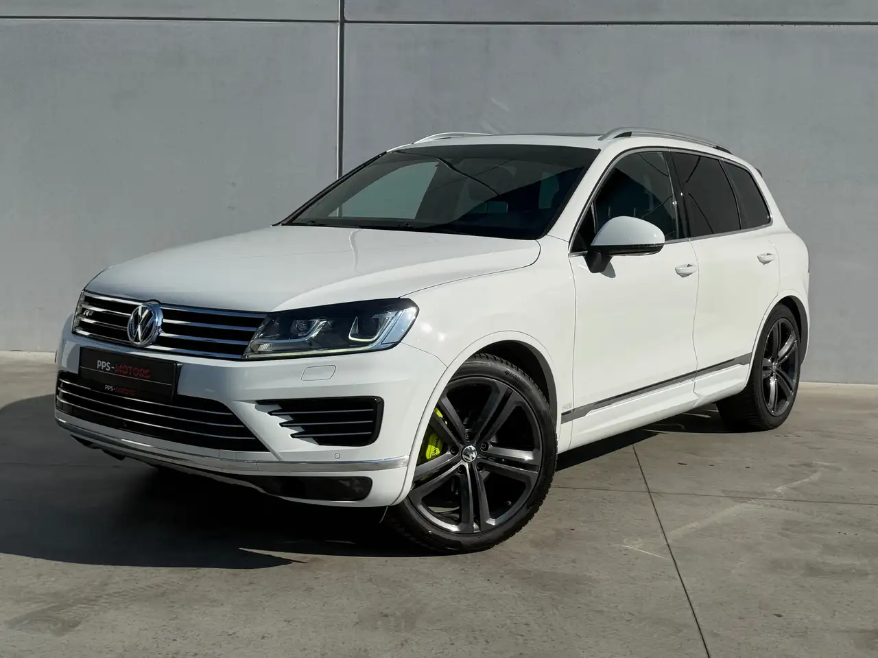Volkswagen Touareg 3.0 TDI V6 R-LINE | PANO | ELEKTRISCHE TREKHAAK | MEMORY ZETELS — photo 1 of 15