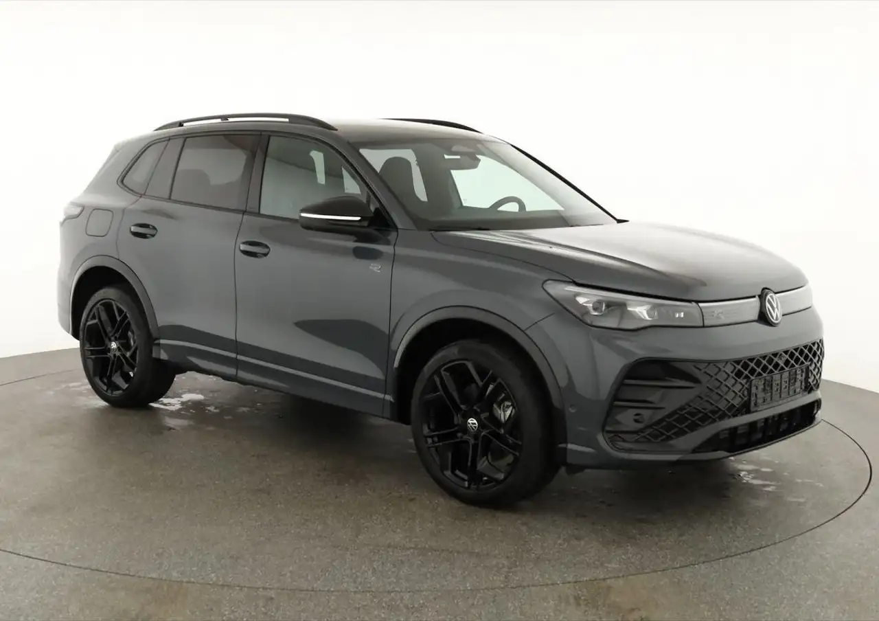 Volkswagen Tiguan 2.0 TSI 195 kW 4Motion R-Line DSG 4M Black, AHK... — photo 1 of 39