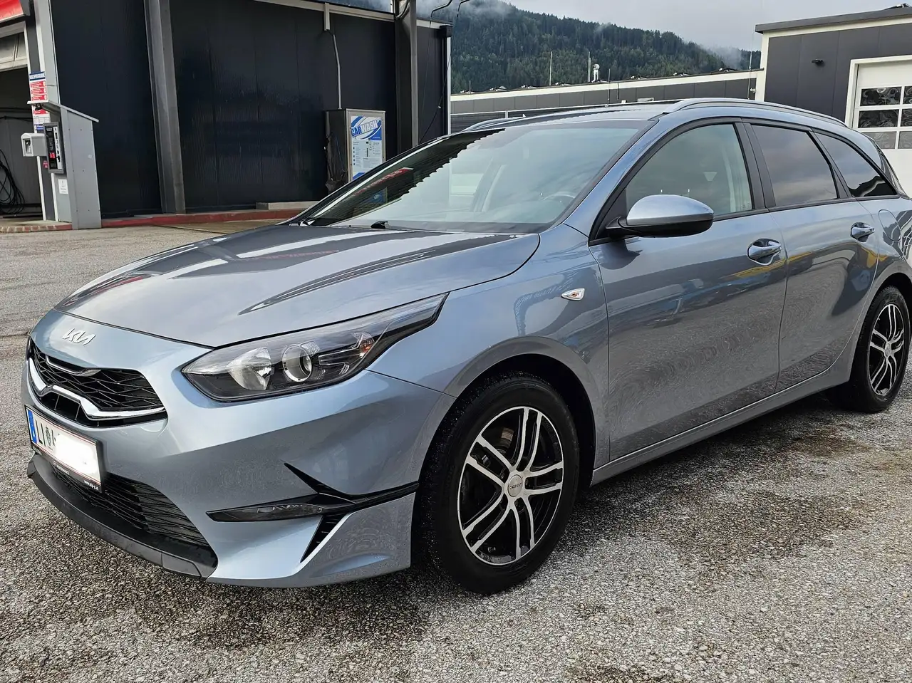 Kia Ceed SW / cee'd SW ceed SW 1,5 TGDI Silber Silber — photo 1 of 15