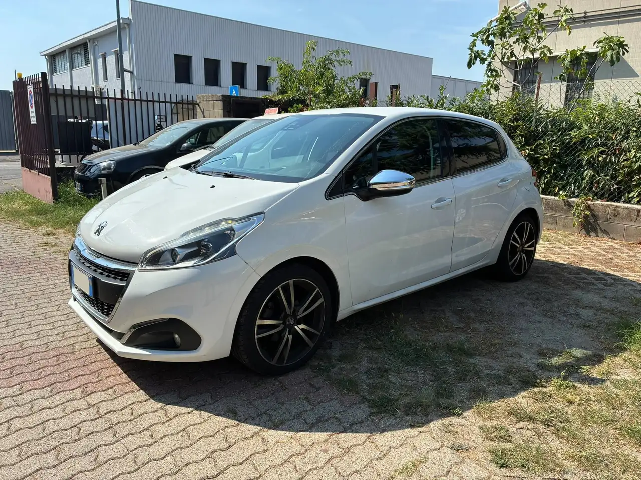 Peugeot 208 208 1.2 puretech Allure *AUTOMATICO-EURO6B* — photo 1 of 14