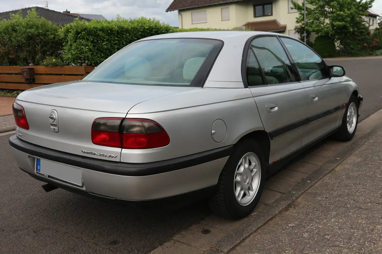 Opel Omega Omega 2.0 16V CD — photo 1 of 31