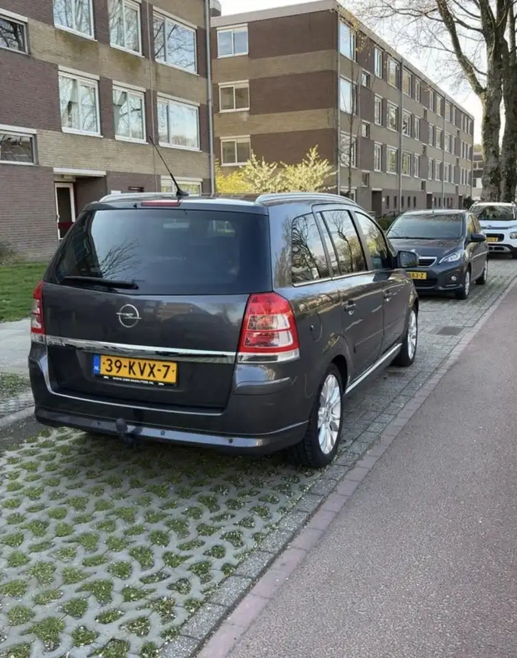 Opel Zafira 1.8 Cosmo — photo 1 of 14