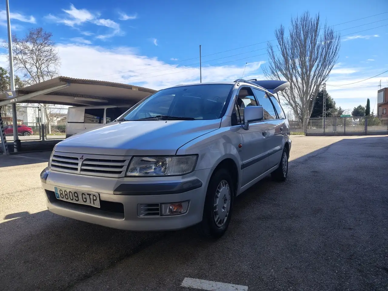 Mitsubishi Space Wagon 2.4 GDI GLX Plus — photo 1 of 12