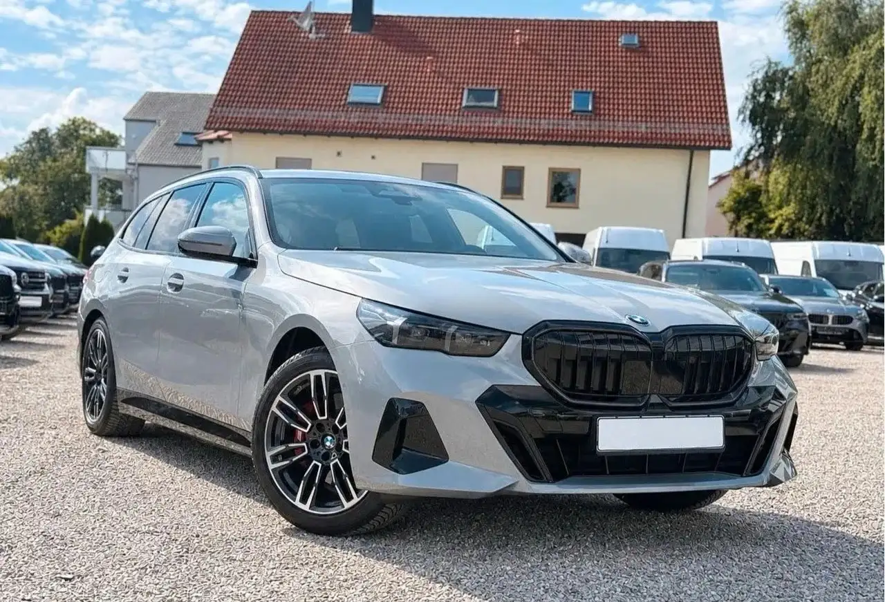BMW 520 i Touring M Sport Pro — photo 1 of 15