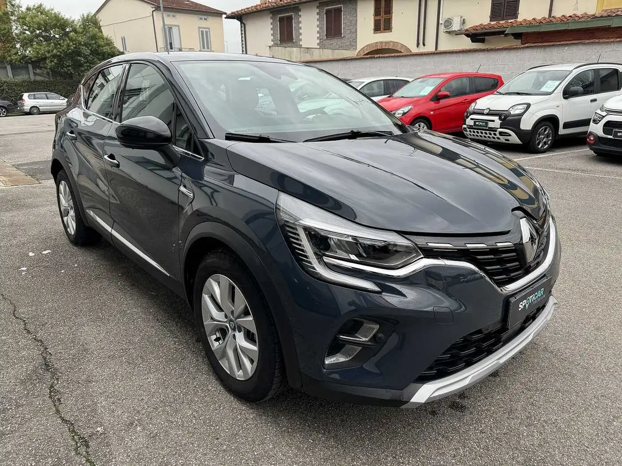 Renault Captur Plug-in Hybrid E-Tech 160 CV Intens — photo 1 of 15