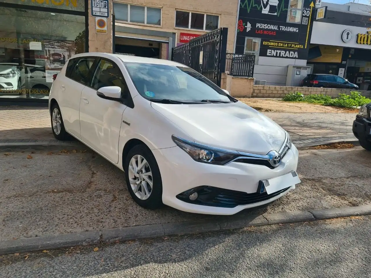 Toyota Auris hybrid 140H Active — photo 1 of 15