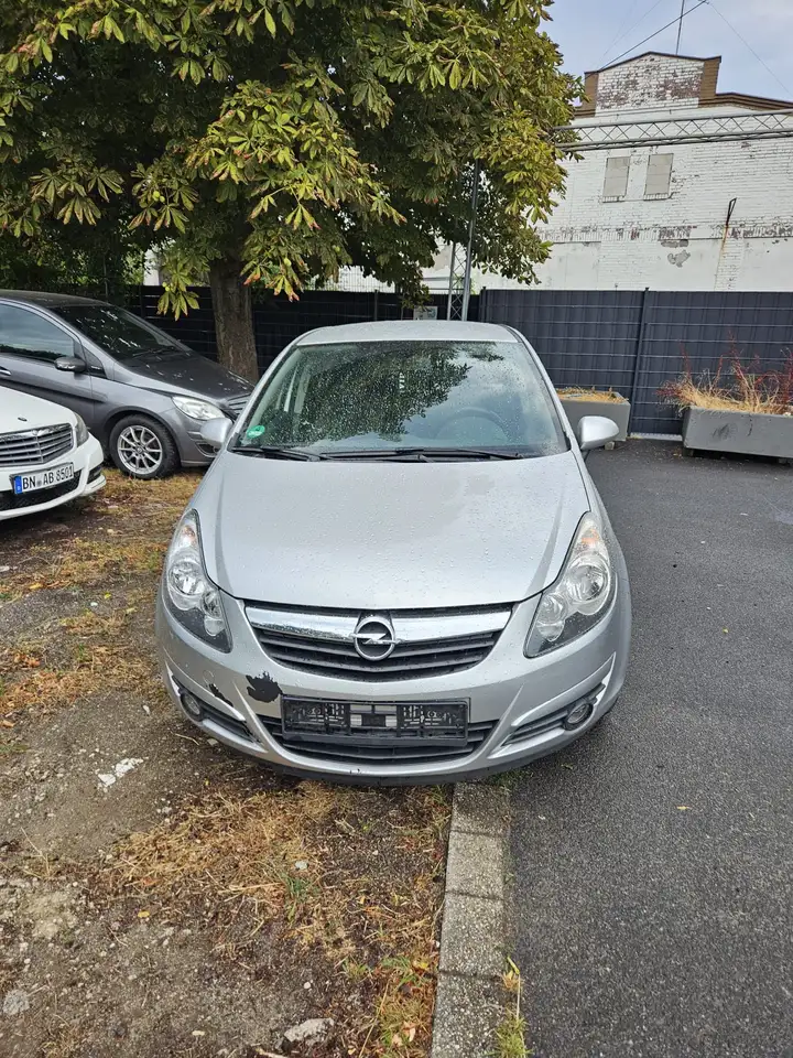 Opel Corsa 1.4 — photo 1 of 6