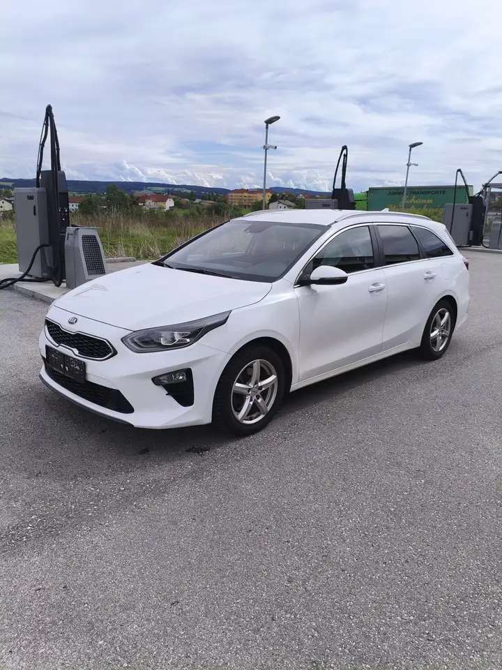 Kia Ceed SW / cee'd SW SW 1,6 CRDi SCR ISG Gold 48V DCT AHK Garantie — photo 1 of 20