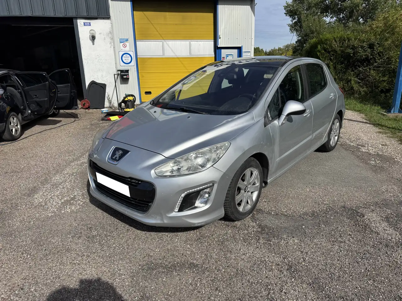 Peugeot 308 308 1.6 e-HDi 112ch FAP Féline — photo 1 of 6