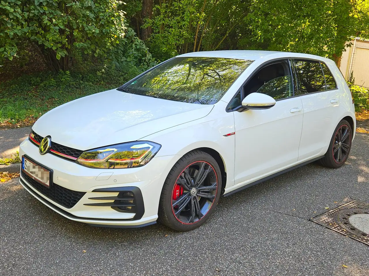 Volkswagen Golf GTI Golf VII 5-Türer 2.0 TSI OPF DSG Performance — photo 1 of 28