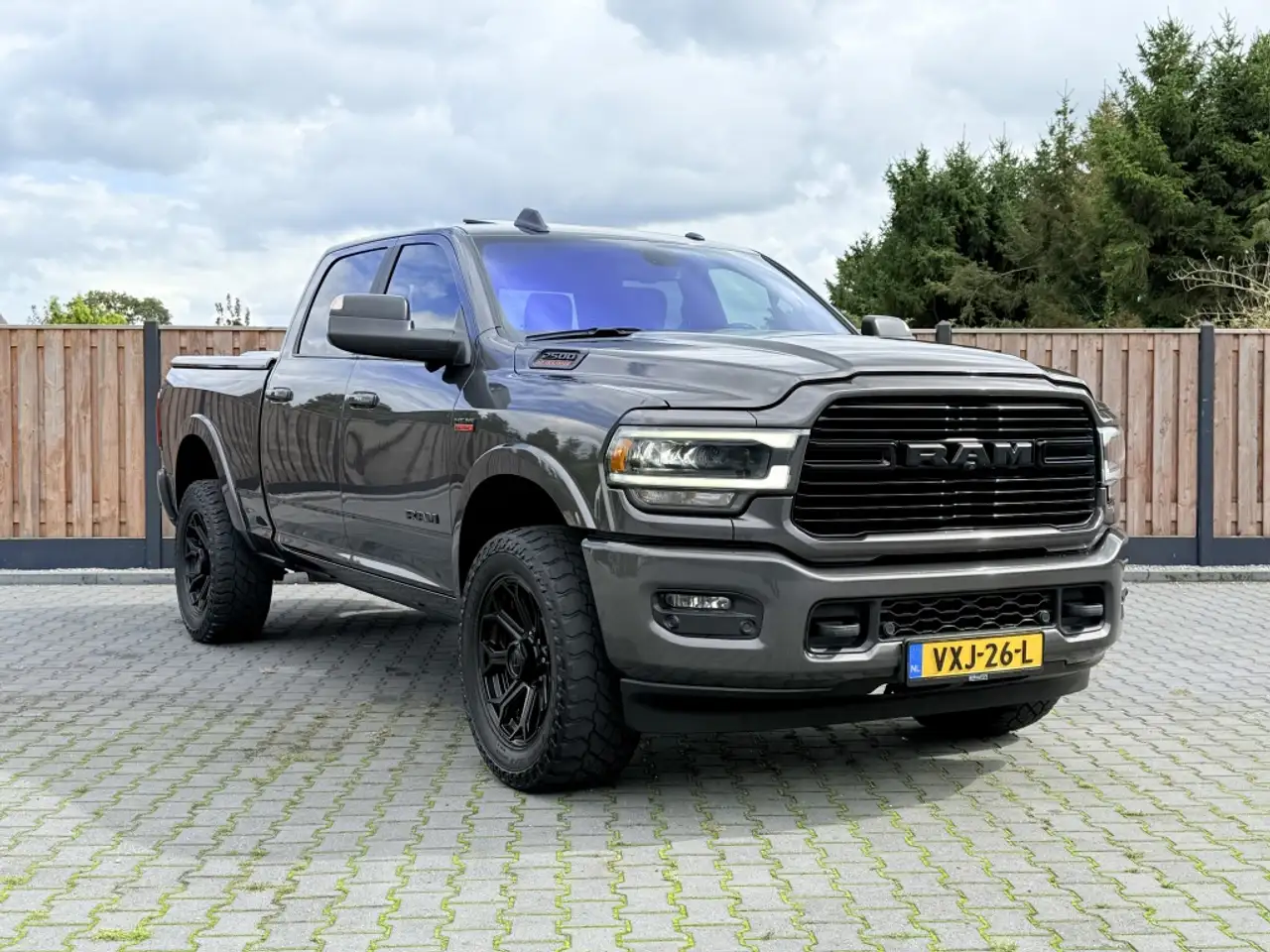 Dodge RAM 2500 LARAMIE 6.4HEMI V8 LPG LUCHTVERING NIGHT — photo 1 of 26