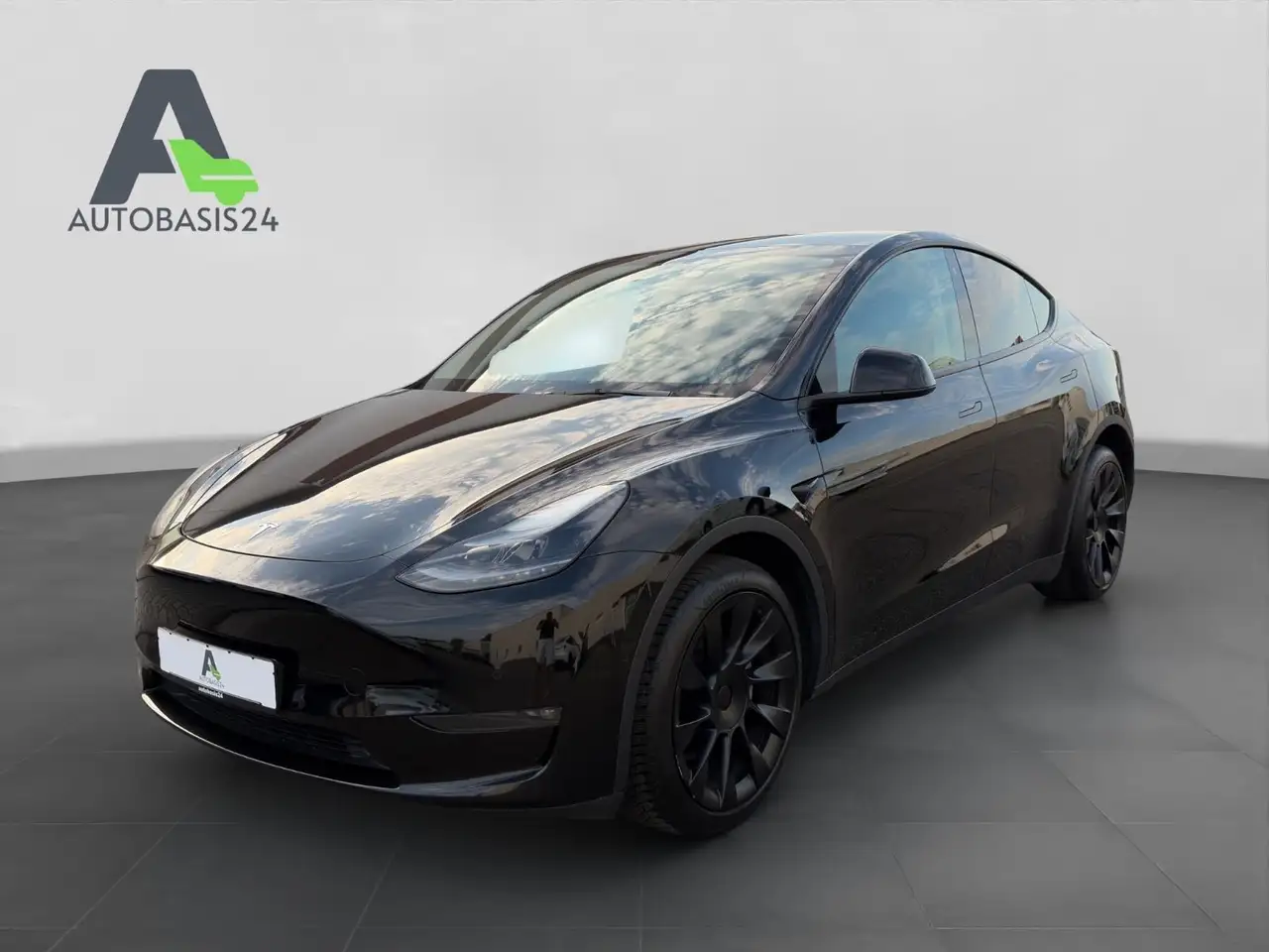 Tesla Model Y Long Range Dual AWD *AHK*1.Hand*Shanghai — photo 1 of 20