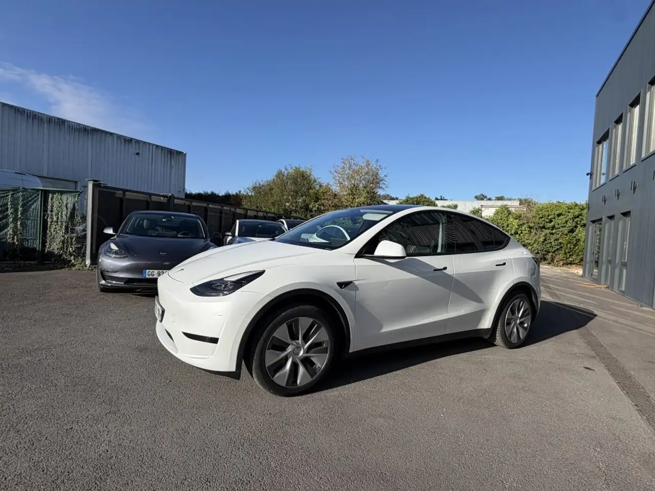 Tesla Model Y STANDARD PROPULSION RWD — photo 1 of 11