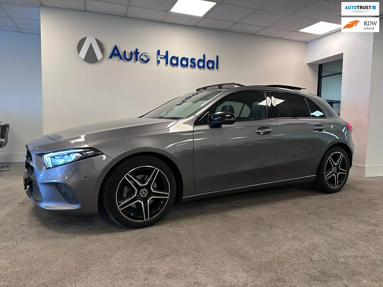 Mercedes-Benz A 200 200|CARPLAY|PANO|18"|DEALERAUTO|HEEL VEEL OPTIES! — photo 1 of 24