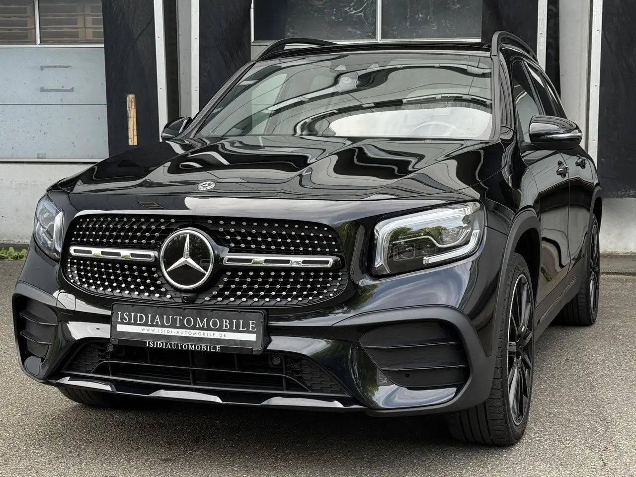 Mercedes-Benz GLB 220 d AMG Night LED Burmester Standheizung — photo 1 of 38