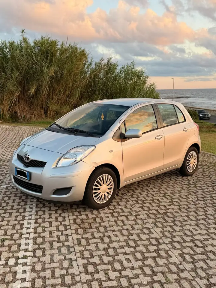 Toyota Yaris 5p 1.3 dual Sol — photo 1 of 6