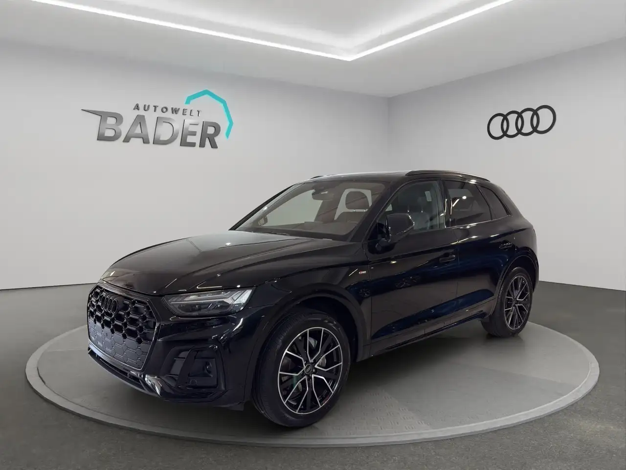 Audi Q5 45 TFSI quattro S line Matrix AHK Pano — photo 1 of 21