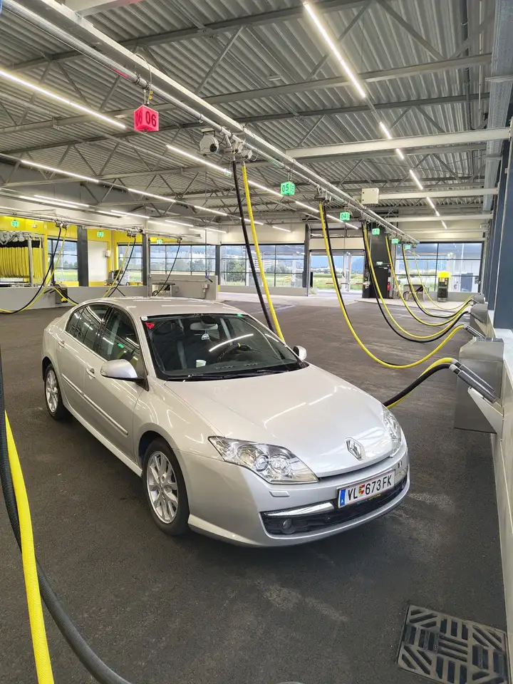 Renault Laguna 2.0 dCi FAP Expression — photo 1 of 18