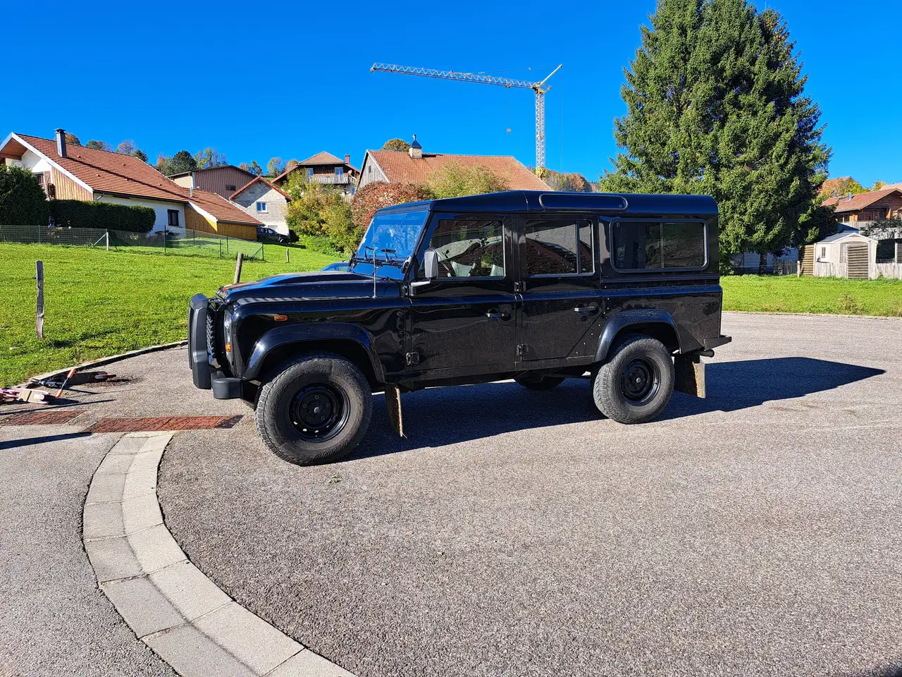 Land Rover Defender Defender 110 Station Wagon SE — photo 1 of 14