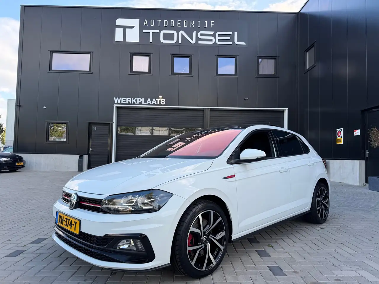Volkswagen Polo GTI 2.0 TSI DSG / Panorama / Beats / Virtual / Camera — photo 1 of 24