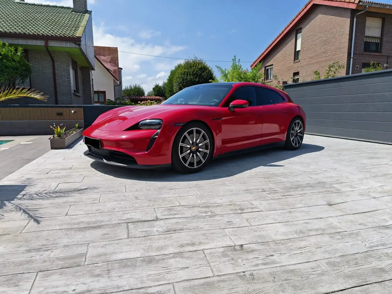 Porsche Taycan Sport Turismo — photo 1 of 10