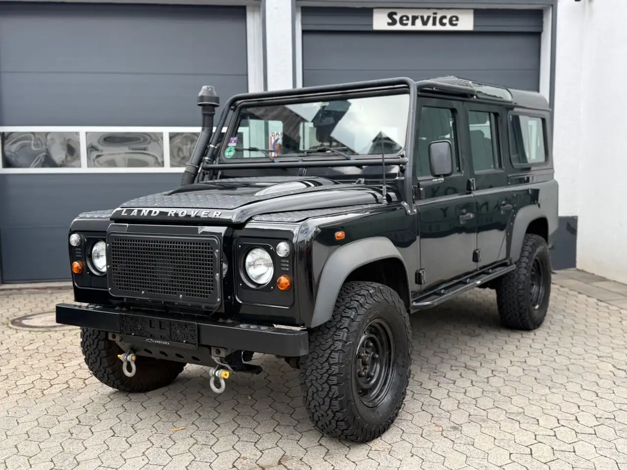 Land Rover Defender 110 Station Wagon SE *1Hd* — photo 1 of 13