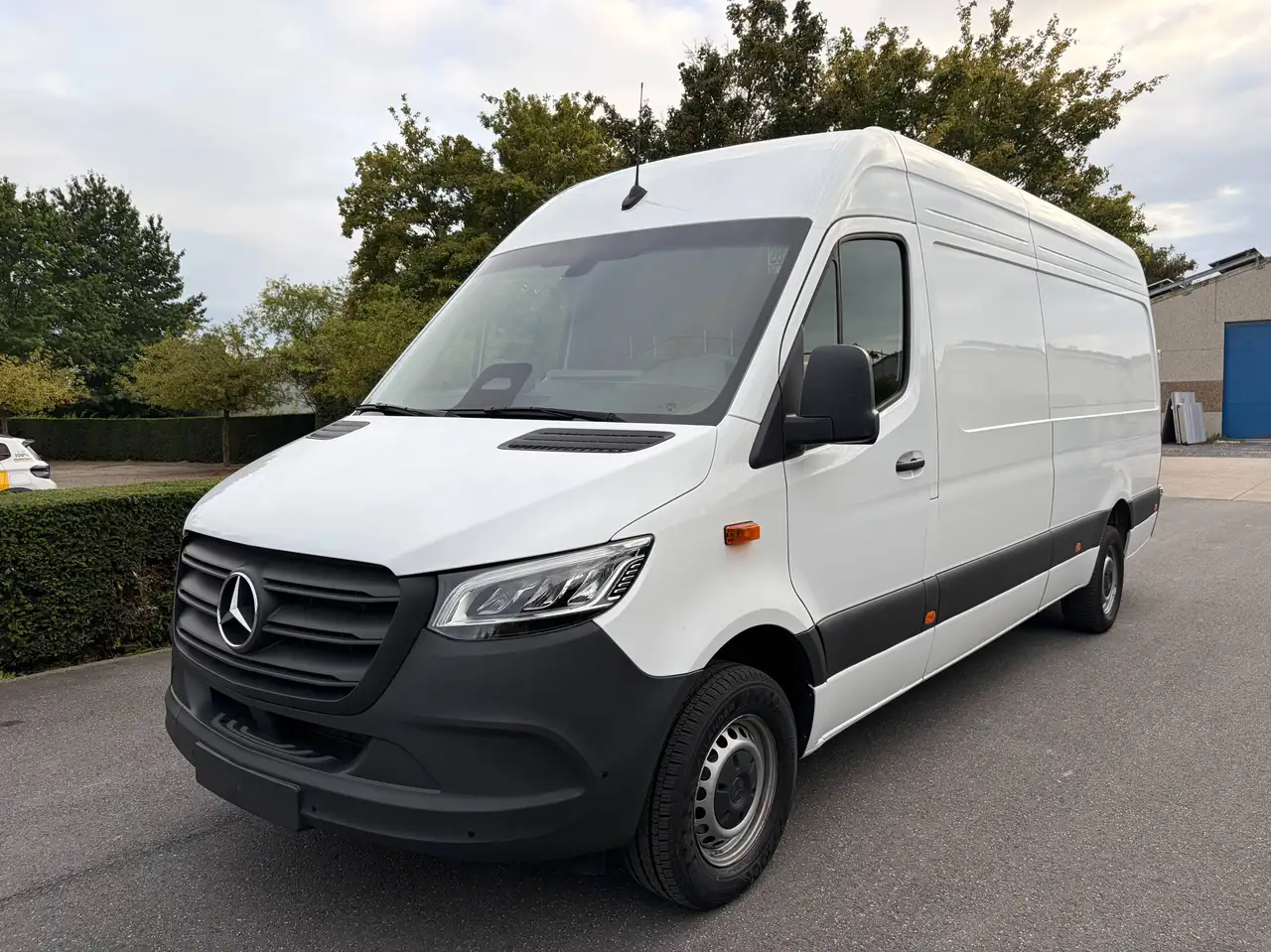 Mercedes-Benz Sprinter 317 2.0 CDI L3H2 RWD Select 9G-Tronic LED/Front & Side assist/PDC/Navi — photo 1 of 34