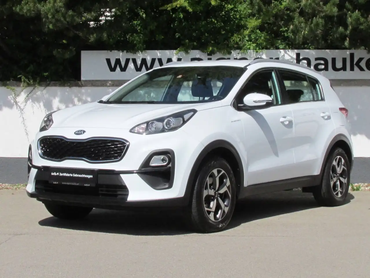 Kia Sportage 1,6 CRDI SCR Silber — photo 1 of 13