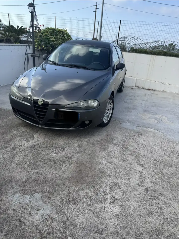Alfa Romeo 147 147 II 2004 5p 1.9 jtd Distinctive 120cv — photo 1 of 9