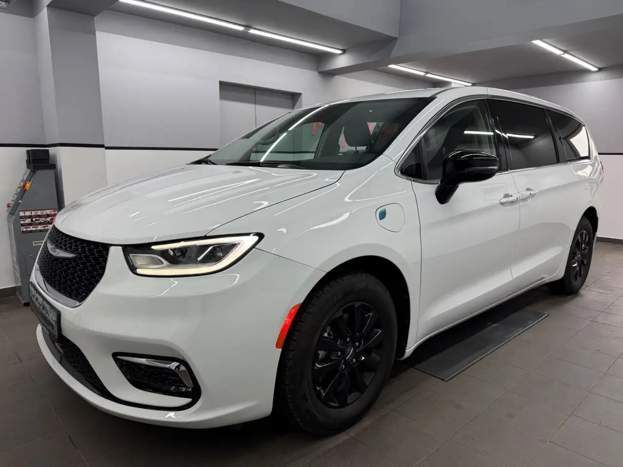 Chrysler Pacifica 3.6 V6 Hybrid Touring L*Memory*ACC*SHZ — photo 1 of 15