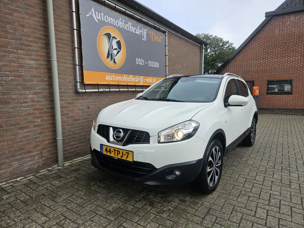 Nissan Qashqai 1.6 Connect Edition — photo 1 of 33