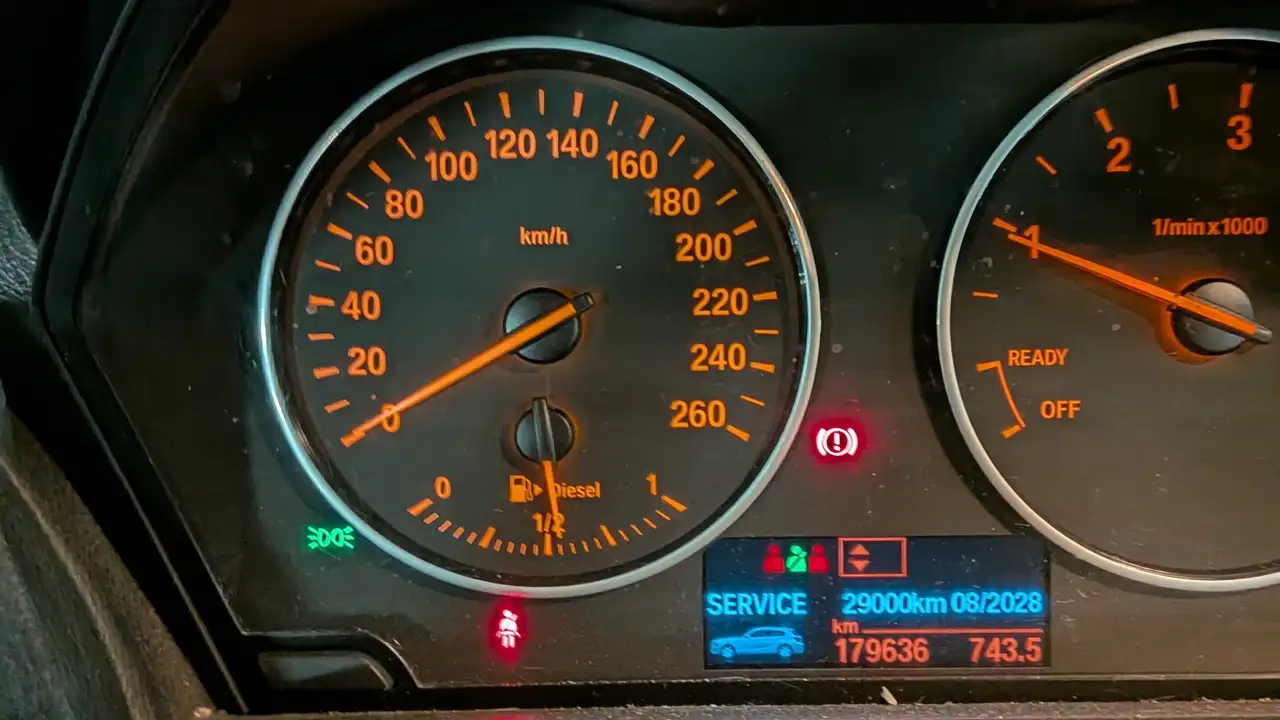 BMW 118 118d xDrive — photo 1 of 6