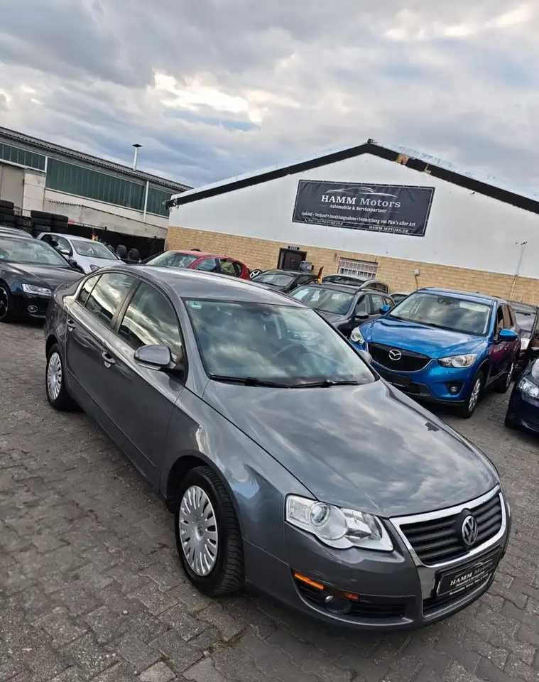 Volkswagen Passat 1.6 Trendline — photo 1 of 36