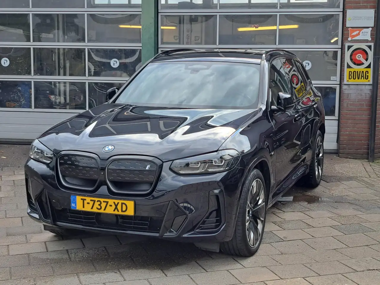 BMW iX3 High Executive 80 kWh — photo 1 of 40