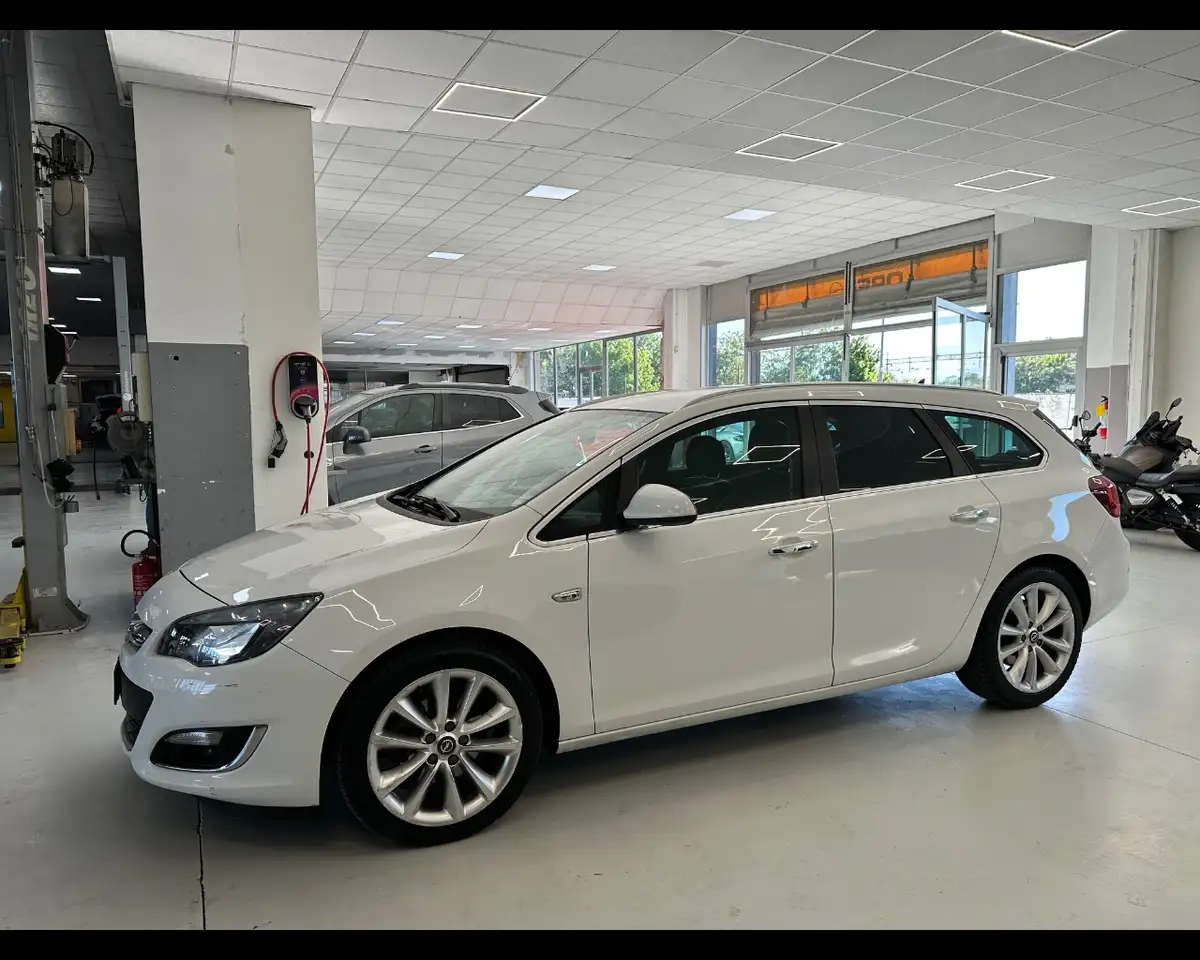 Opel Astra Sports Tourer 2.0 CDTI Cosmo — photo 1 of 15