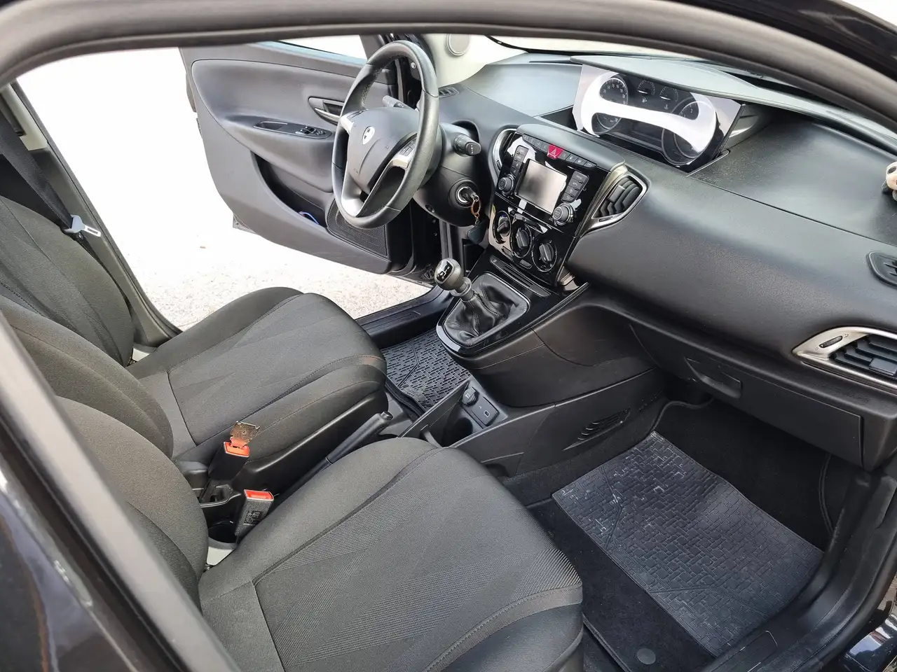 Lancia Ypsilon Ypsilon III 2015 0.9 t.air Gold ecochic metano 70cv my19 — photo 1 of 13