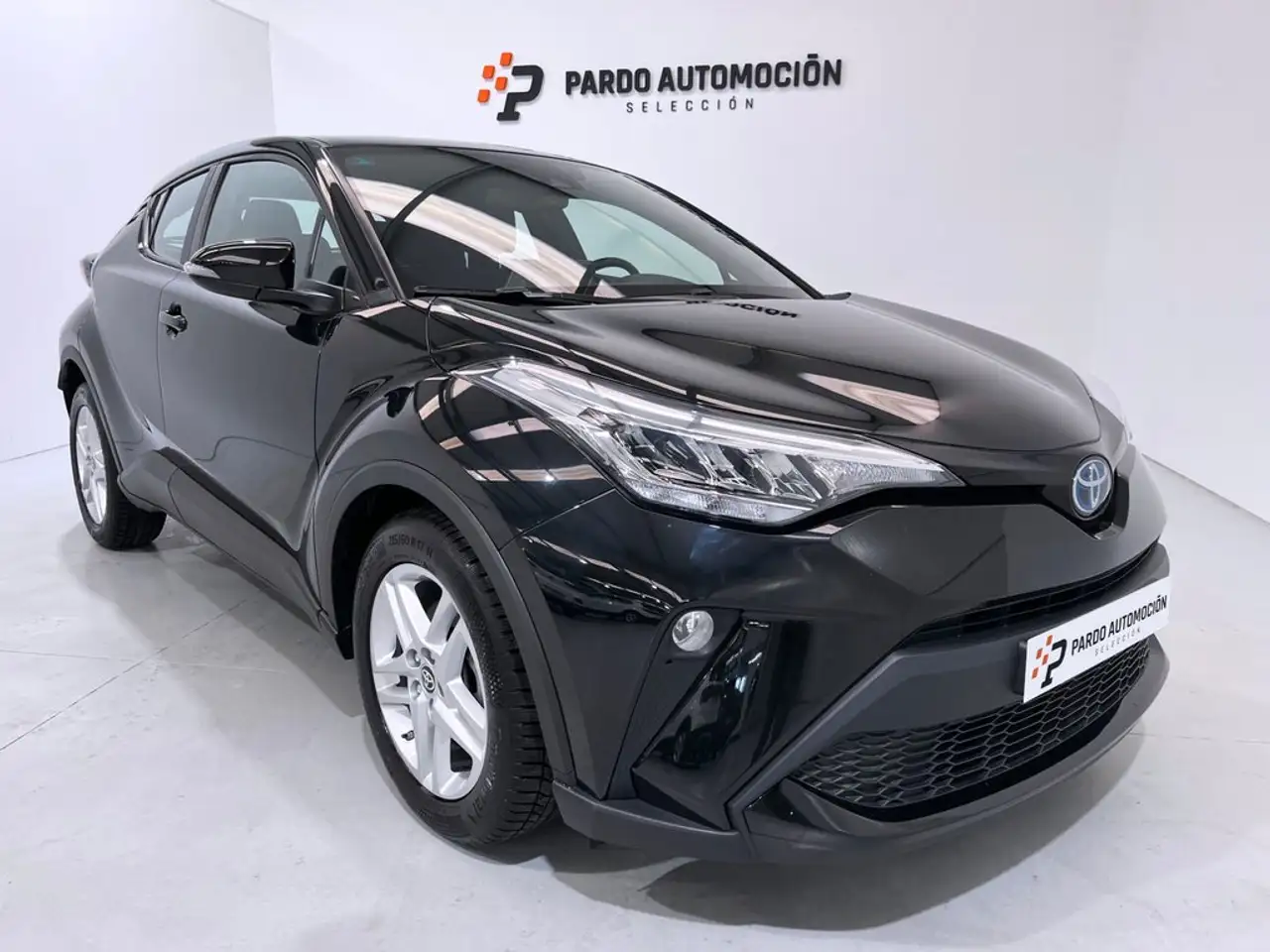 Toyota C-HR 125H Active — photo 1 of 15