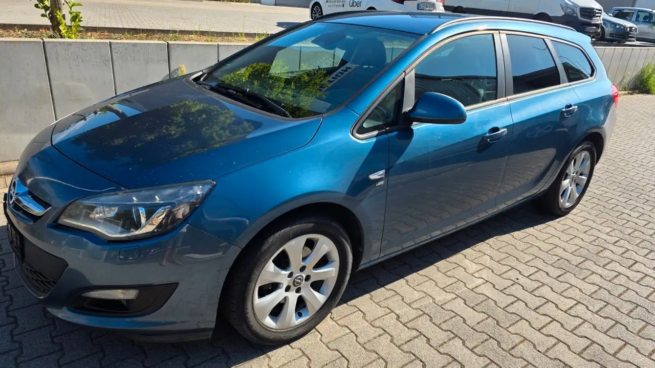 Opel Astra J Sports Tourer Energy — photo 1 of 9