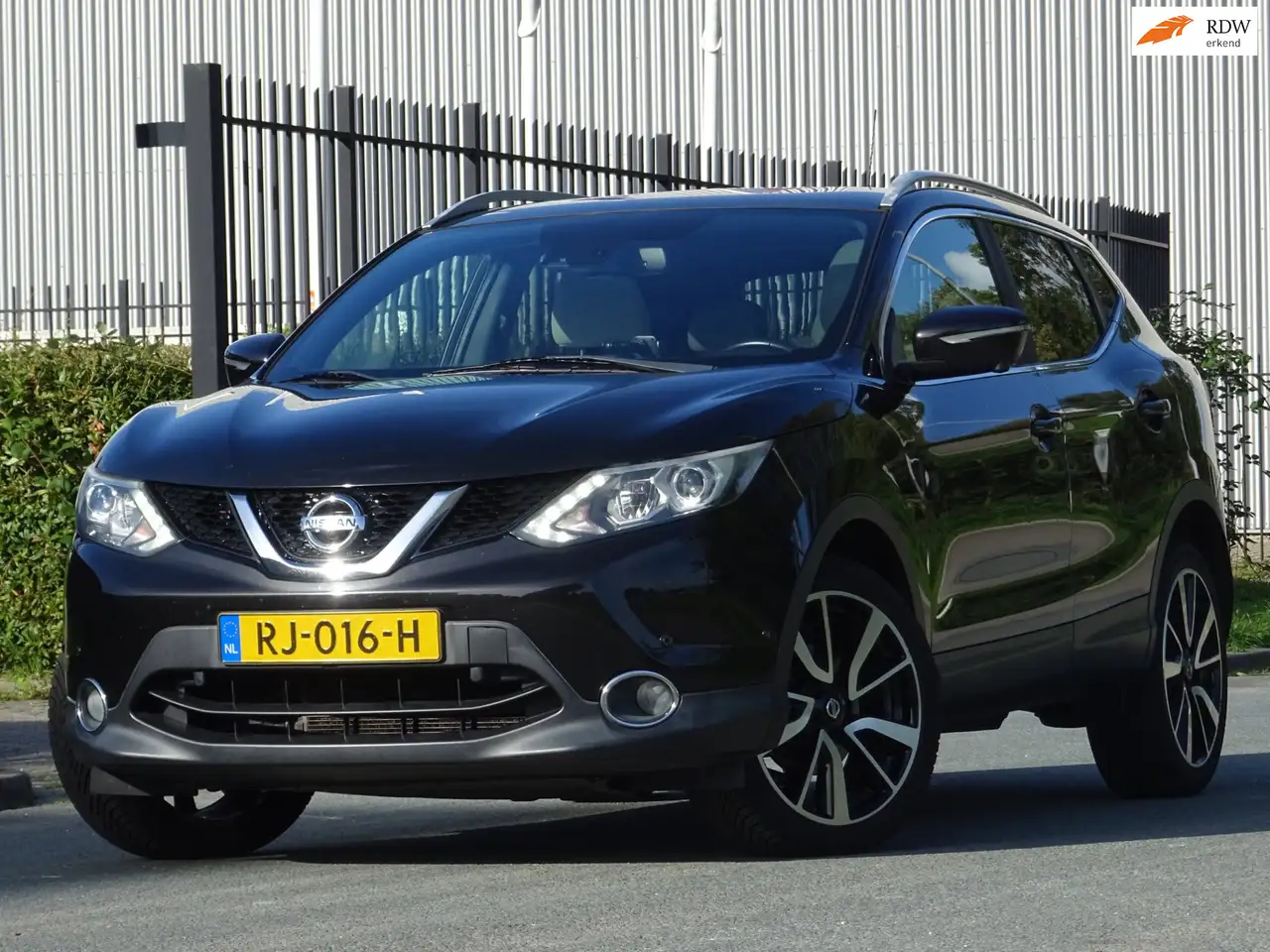 Nissan Qashqai 1.2 Connect Edition PANORAMA & FULL OPTIONS — photo 1 of 24
