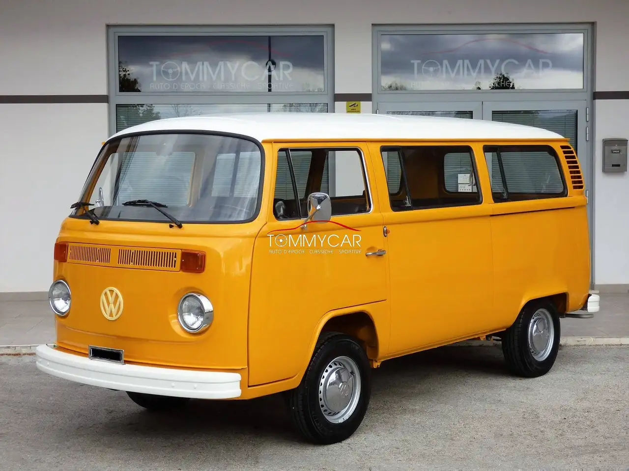 Volkswagen T2 Bus 9 posti 1.6 - Modello con freni a disco - Motore nuovo - Restauro tot. - ASI CRS — photo 1 of 15