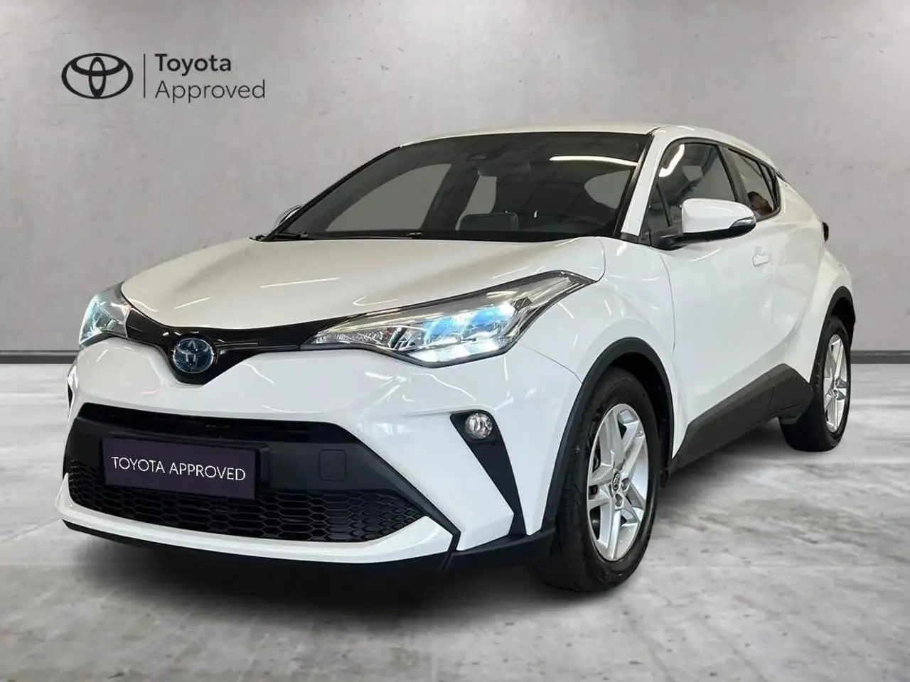Toyota C-HR 1.8 Hybrid E-CVT Active — photo 1 of 15