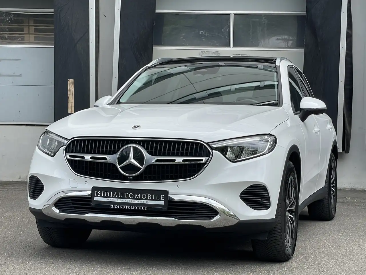 Mercedes-Benz GLC 200 Avantgarde LED MBUX Pano Kamera Ambiente — photo 1 of 40
