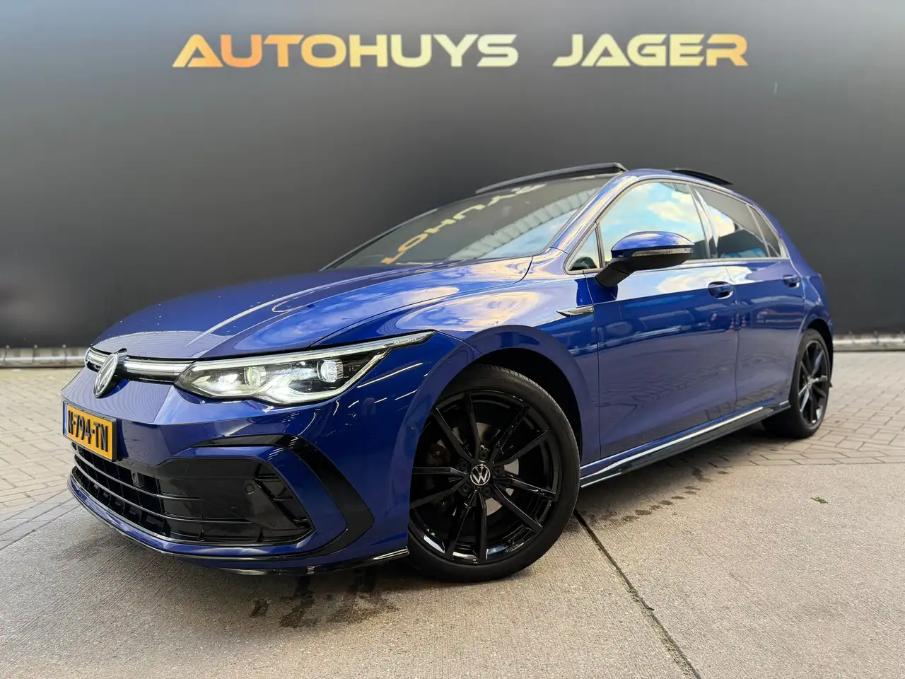 Volkswagen Golf 1.5 eTSI R-Line Pano H&K Carplay Camera Acc Lapiz — photo 1 of 40