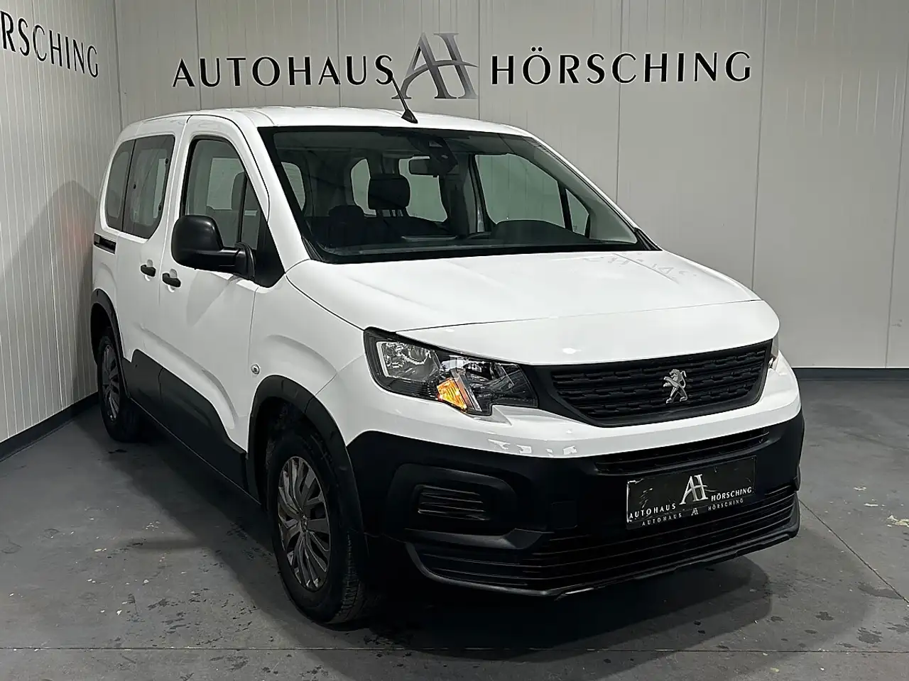 Peugeot Rifter 1,2 PureTech 110 S&S Active — photo 1 of 17