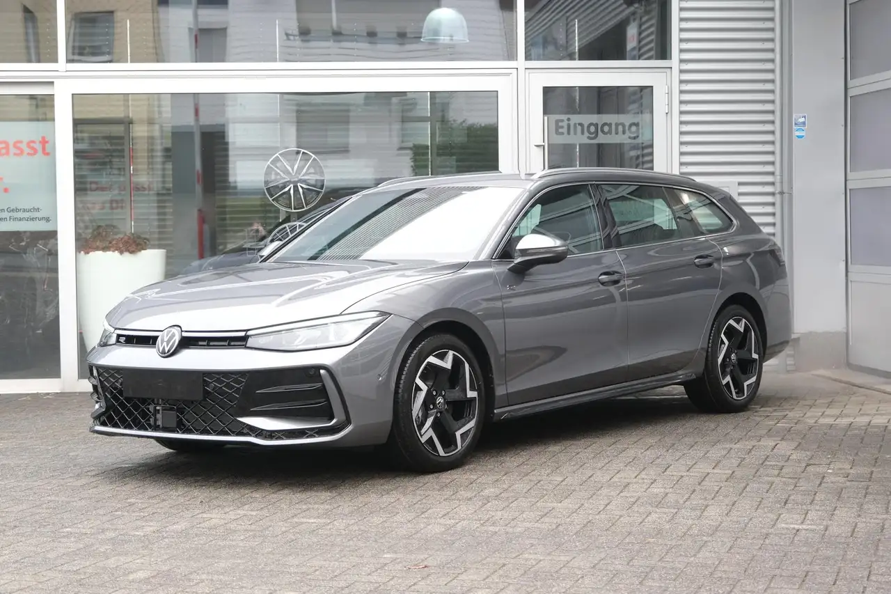 Volkswagen Passat Variant Var. 2.0 TDI DSG 4M R-Line Matrix AHK Navi Pro ... — photo 1 of 40