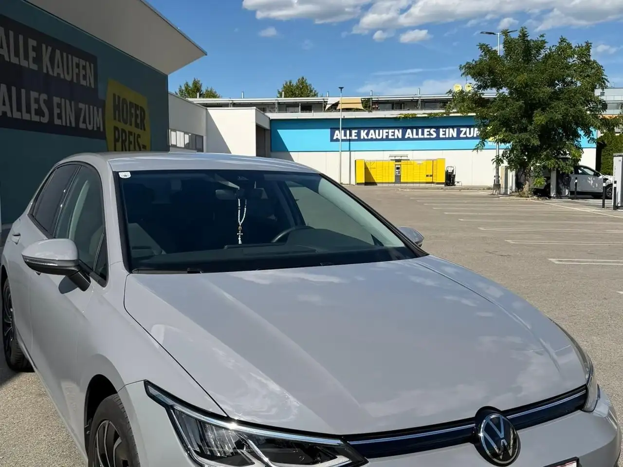 Volkswagen Golf Life — photo 1 of 22
