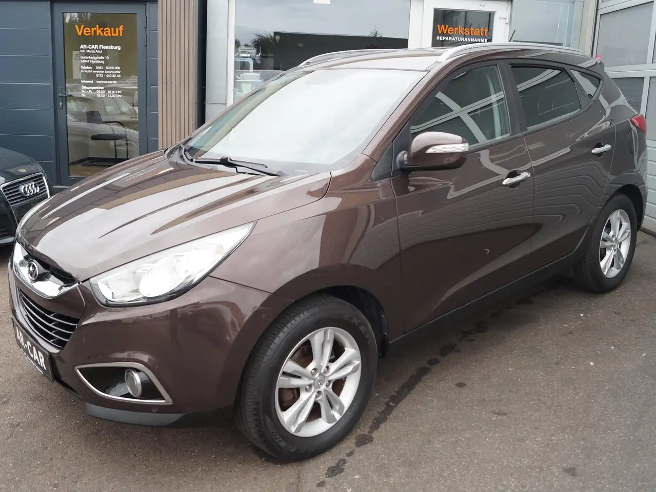 Hyundai iX35 Tucson 2.0 CRDi 4WD Leder Sitzheizug vorne und hinten Einparkhilfe vorne und hinten 4x4 2 Hand Klima Klimaautomatik — photo 1 of 33